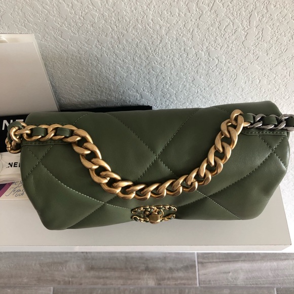 Brand new CHANEL small 19 green handbag - Picture 5 of 16